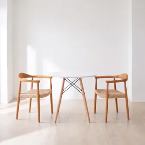 Mesa de Comedor Circular Oslo blanca con dos sillas Guiza de madera natural