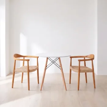 Mesa de Comedor Circular Oslo blanca con dos sillas Guiza de madera natural