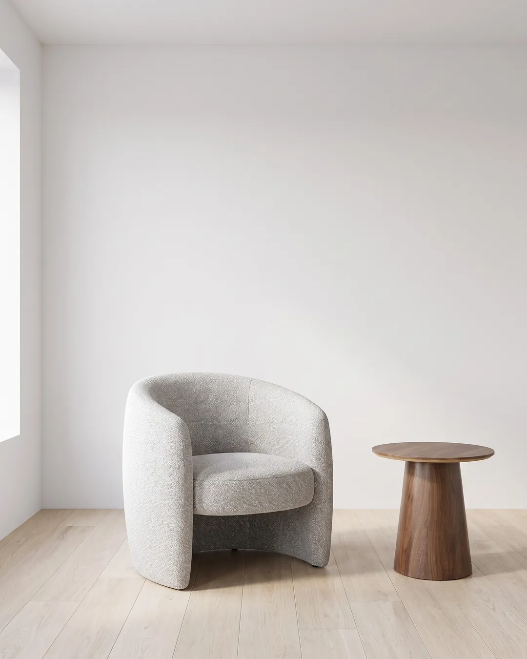 Sillón Tavolara gris de bouclé junto a la Mesa Lateral Padar de nogal en una sala blanca con piso de roble