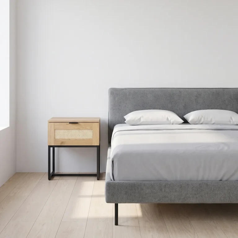 Cama Bristol gris con el Buró Xelha de roble y ratán